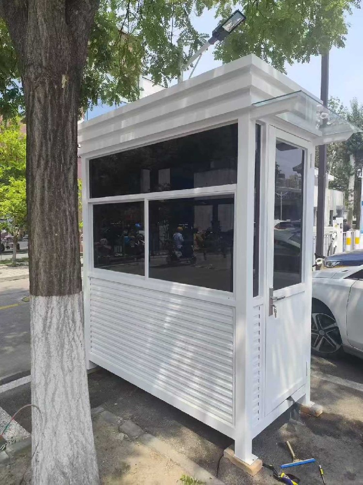 北京国贸CBD玻璃贴膜，专业师傅上门测量安装，隔热膜真的能省30%空调费吗？